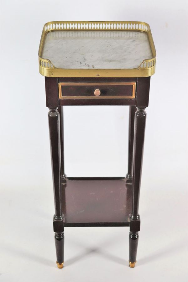 Small square shaped French gueridon in mahogany