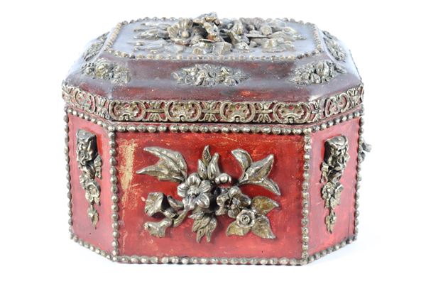 Large Chinese box in red lacquered wood in octagonal shape