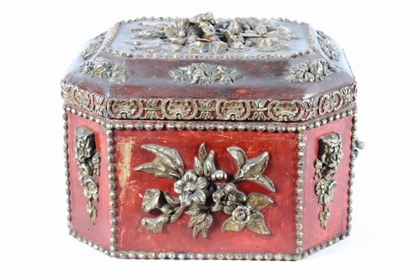 Grande scatola cinese in legno laccato rosso a forma ottagonale