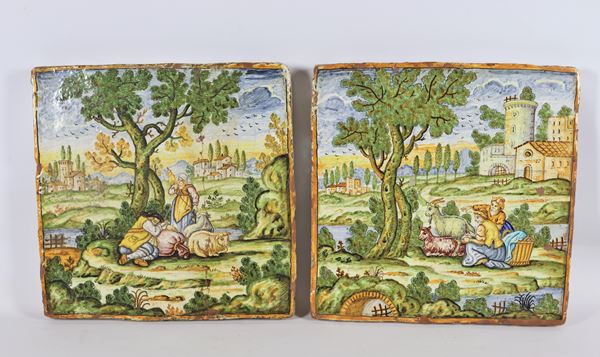 Coppia di grandi mattonelle &quot;Paesaggi con scene pastorali&quot; in maiolica lustrata di Castelli