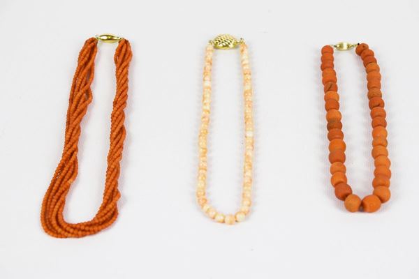 Lot of three coral choker necklaces  - Auction Antiquariato proveniente da Palazzetto Nobiliare nelle Marche - Gelardini Aste Casa d'Aste Roma