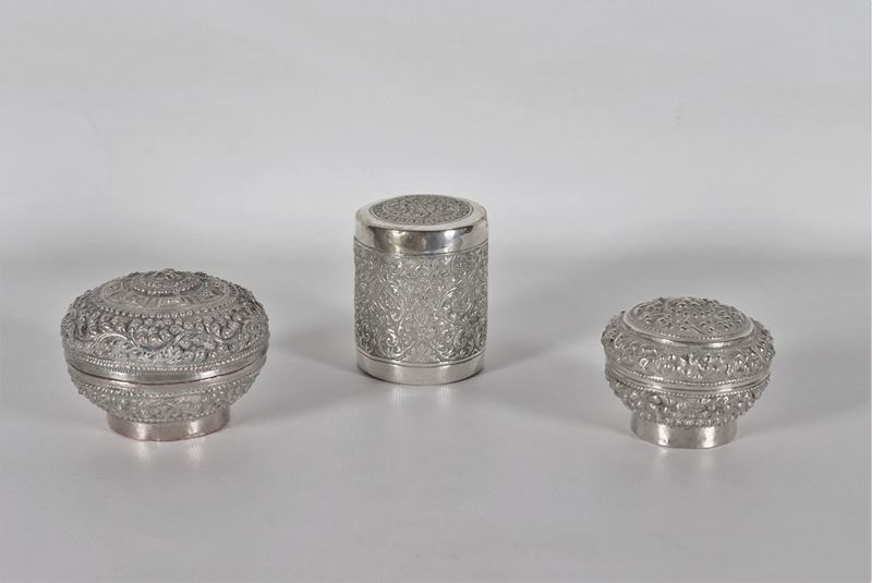 Tre scatole in rame argentato