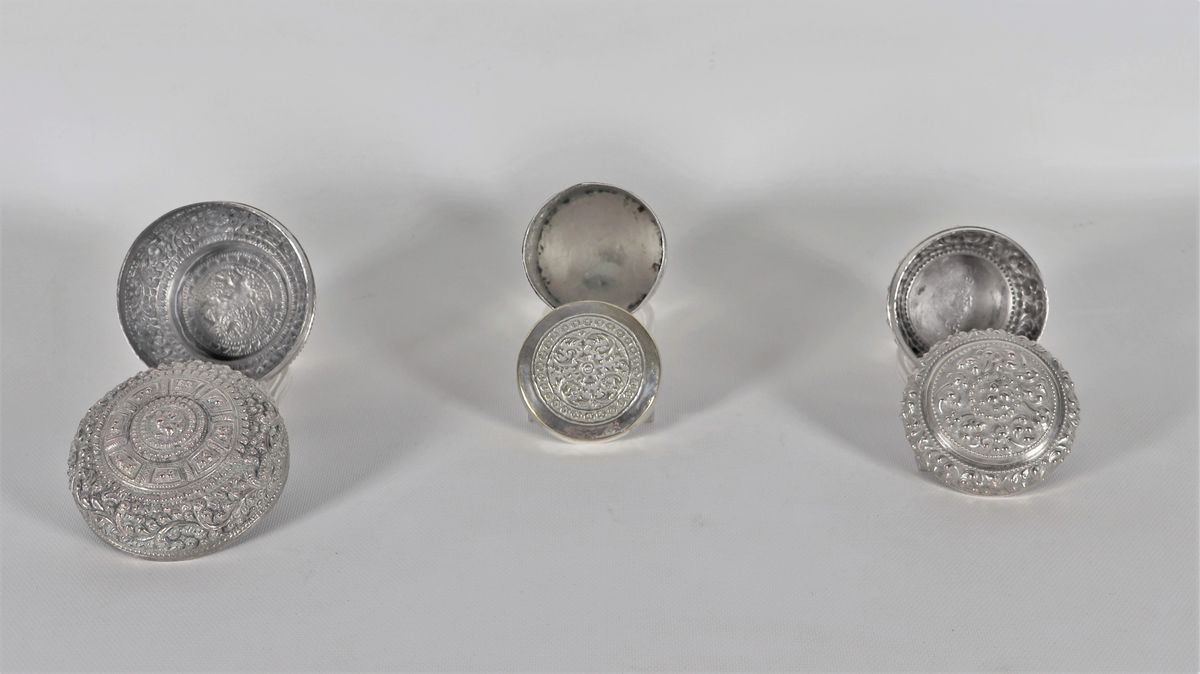 Tre scatole in rame argentato