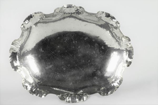 Centerpiece in hammered silver