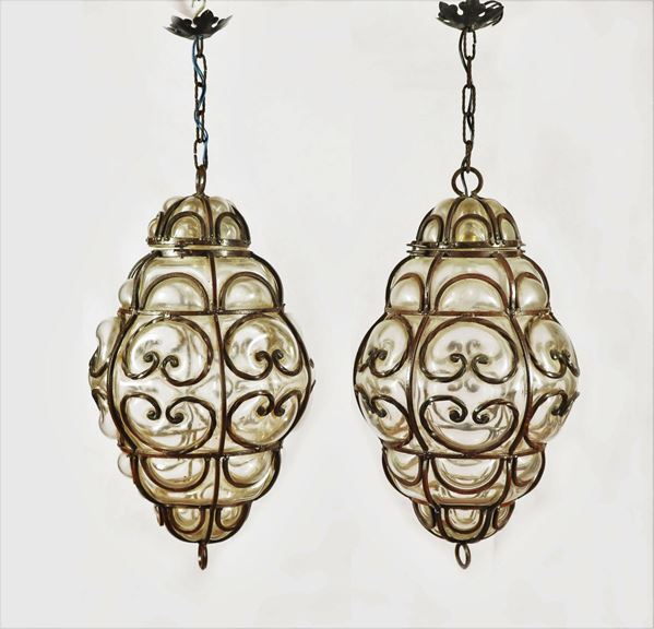 Coppia di lanterne veneziane in ferro battuto e vetro soffiato