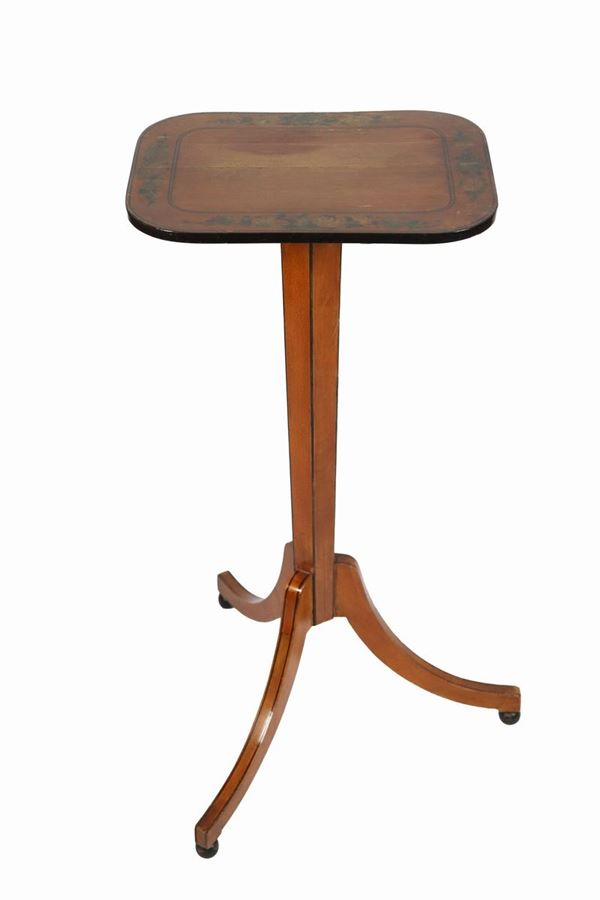 Piccolo tavolinetto da centro Edoardo VII in satinwood