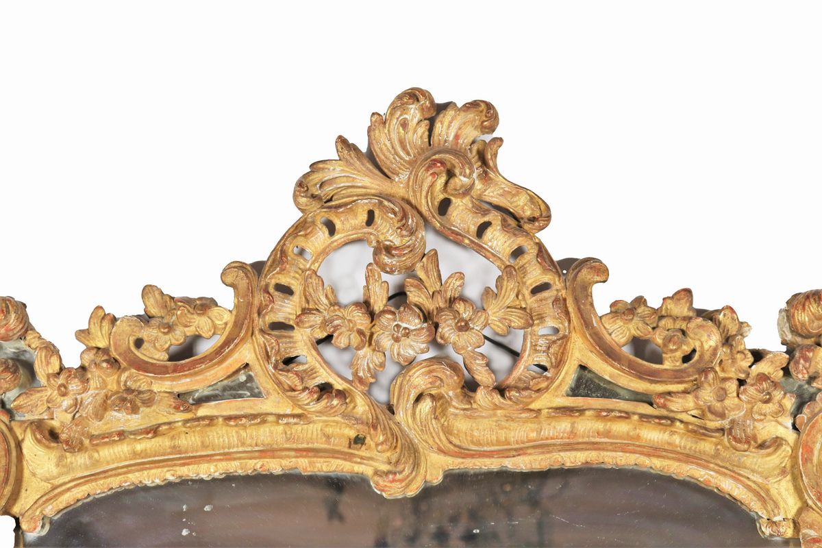 Specchiera francese Luigi XV in legno dorato