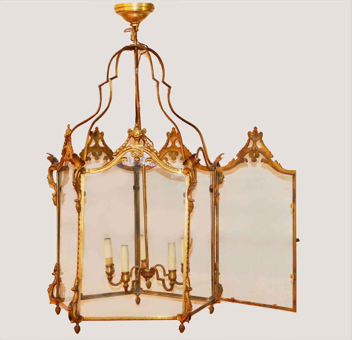 Grande lanterna di linea Luigi XV in bronzo dorato e cesellato