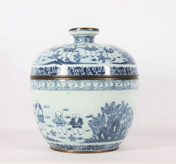 Large Chinese potiche in blue and white porcelain