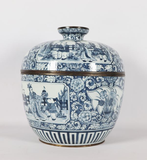 Large Chinese potiche in blue and white porcelain