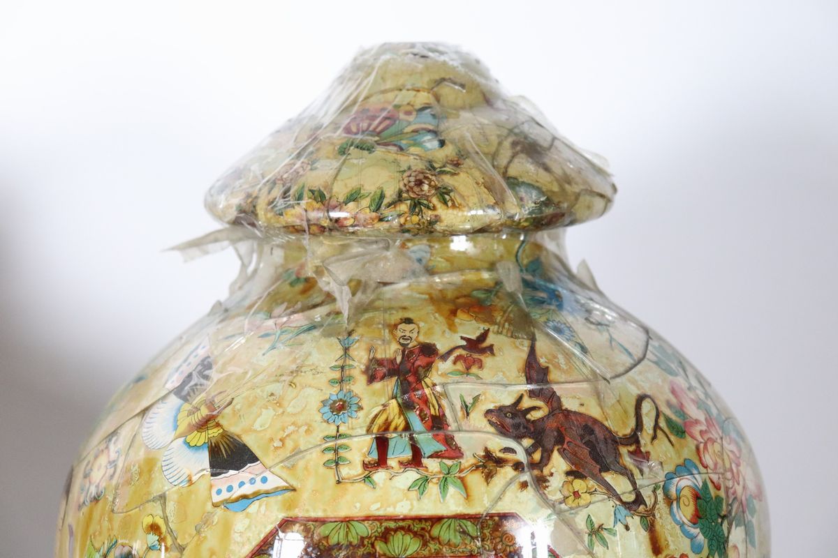 Coppia di potiches dipinte sottovetro