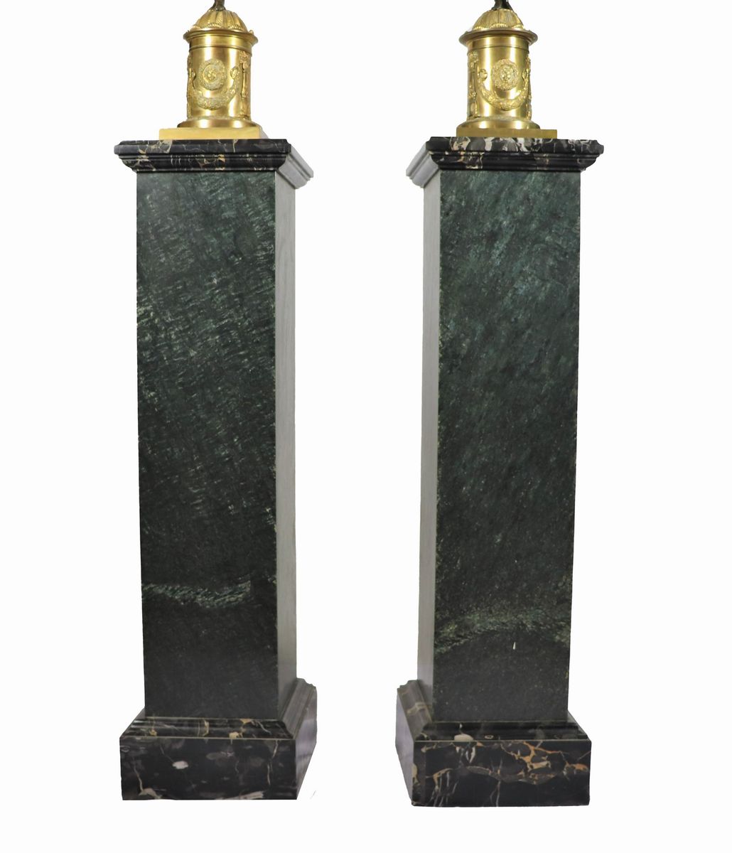 Coppia di grandi candelabri con sculture di "Vittorie alate" in bronzo patinato e dorato