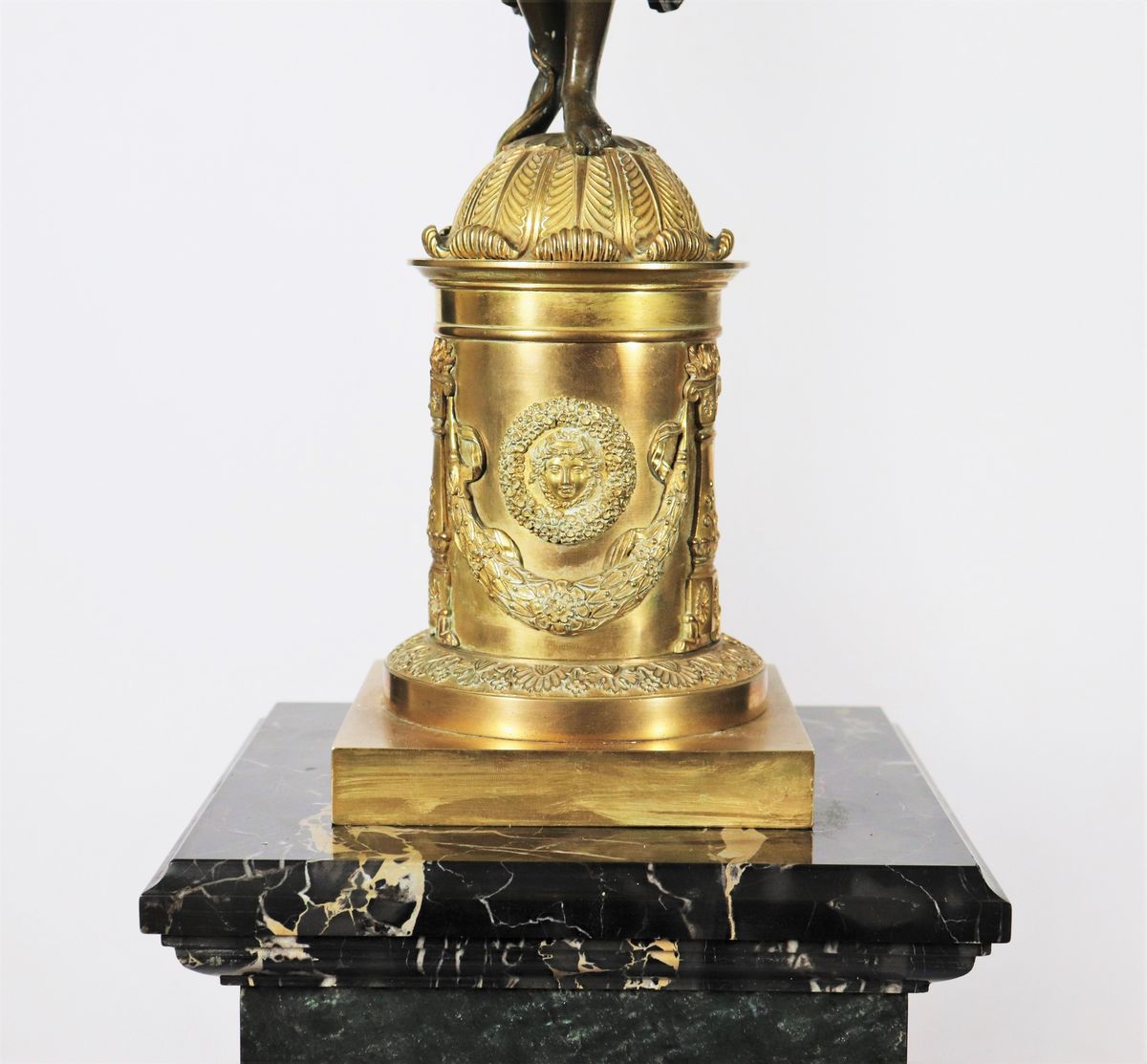 Coppia di grandi candelabri con sculture di "Vittorie alate" in bronzo patinato e dorato