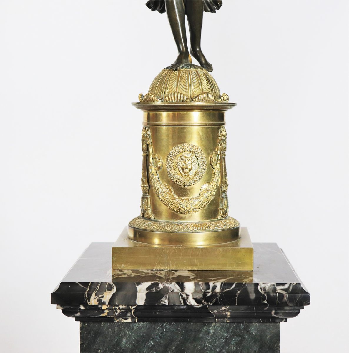 Coppia di grandi candelabri con sculture di "Vittorie alate" in bronzo patinato e dorato