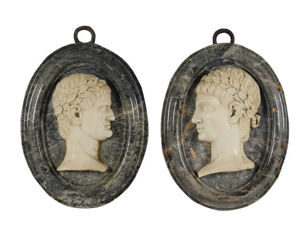 Coppia di medaglioni neoclassici ovali a rilievo "Teste di Imperatori Romani"