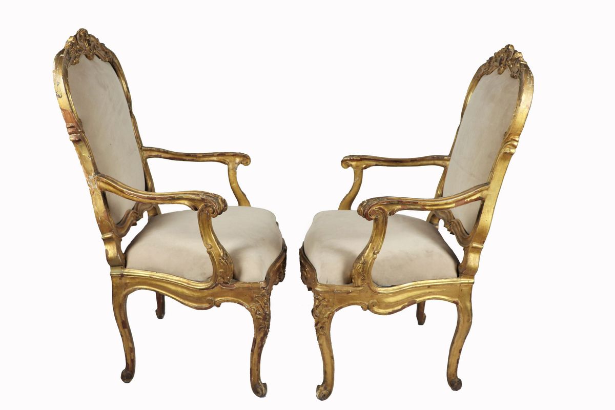 Coppia di poltrone Luigi XV in legno dorato