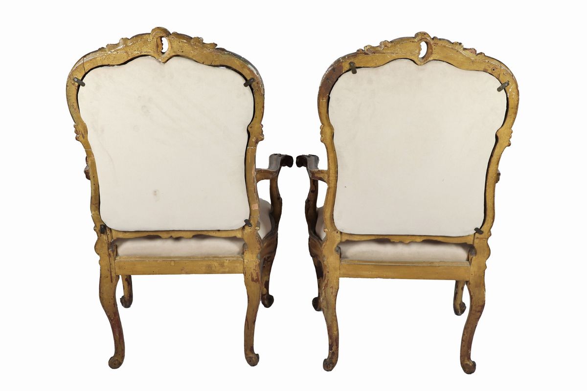 Coppia di poltrone Luigi XV in legno dorato