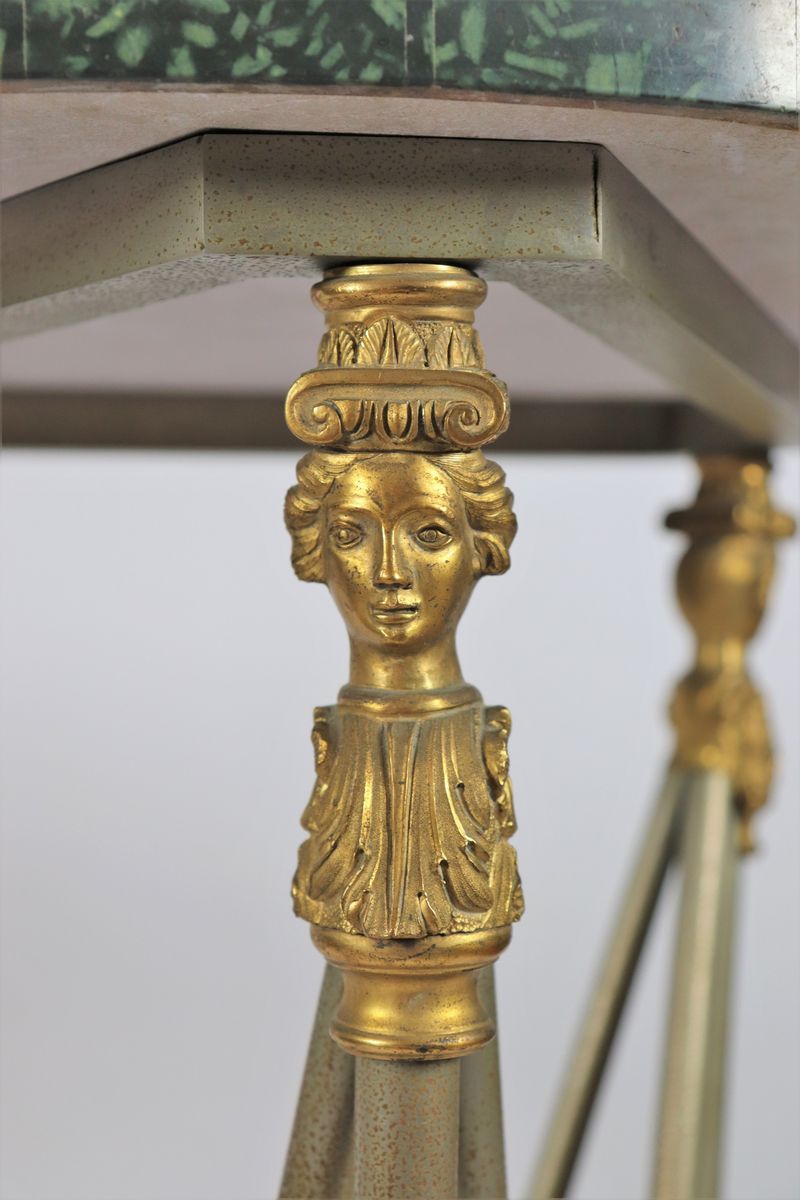 Coppia di tavolini tondi da centro di linea neoclassica