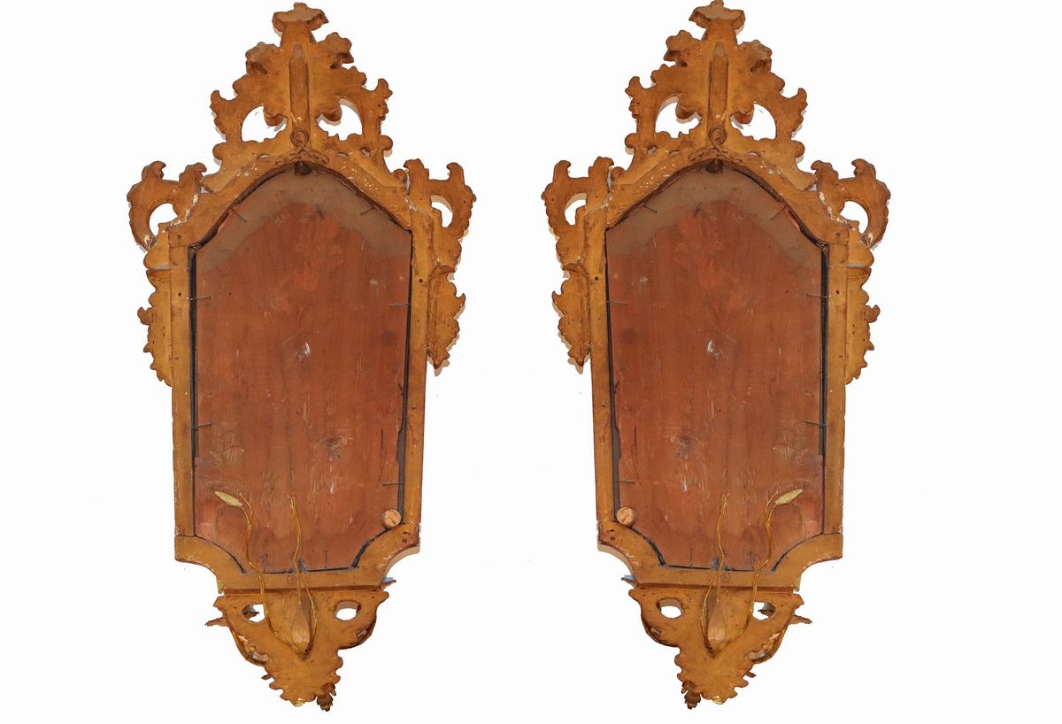 Coppia di antiche piccole specchiere dette "a ventolina" in legno dorato