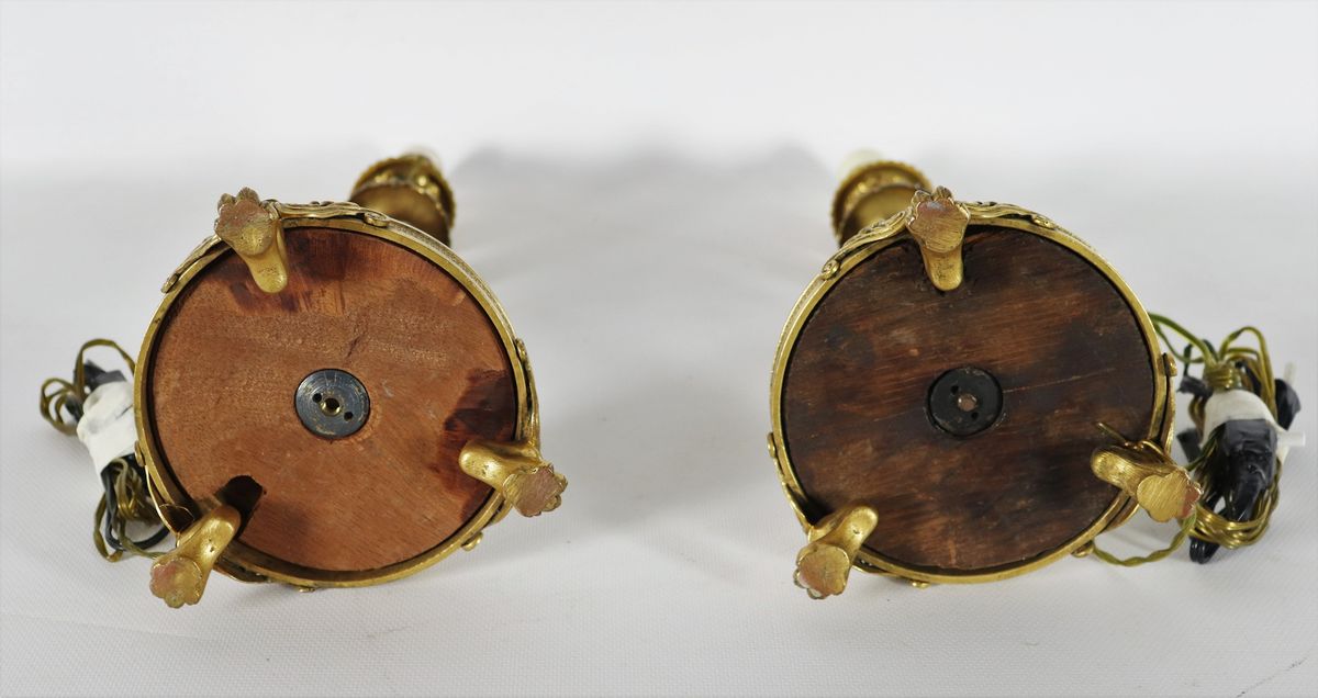 Coppia di candelieri francesi in bronzo dorato