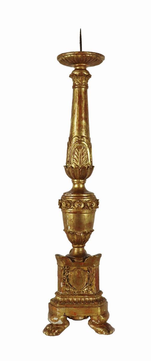 Antico torciere in legno dorato ed intagliato a motivi Luigi XV  