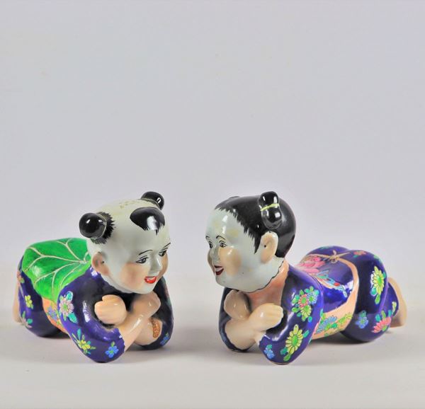 Coppia di poggiatesta cinesi "Bambine" in porcellana policroma