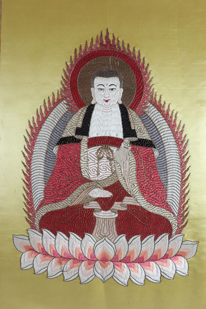 Antico pannello ricamato e dipinto su seta "Buddha"