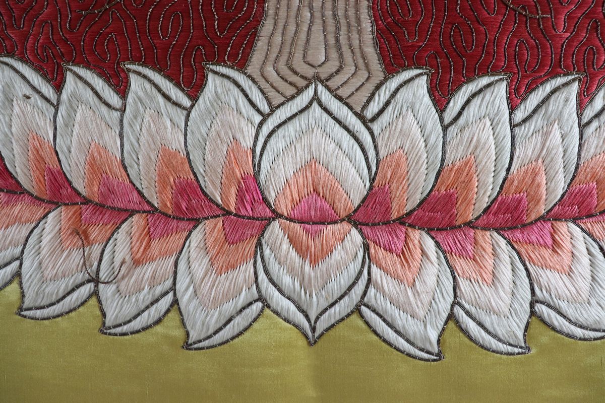 Antico pannello ricamato e dipinto su seta "Buddha"