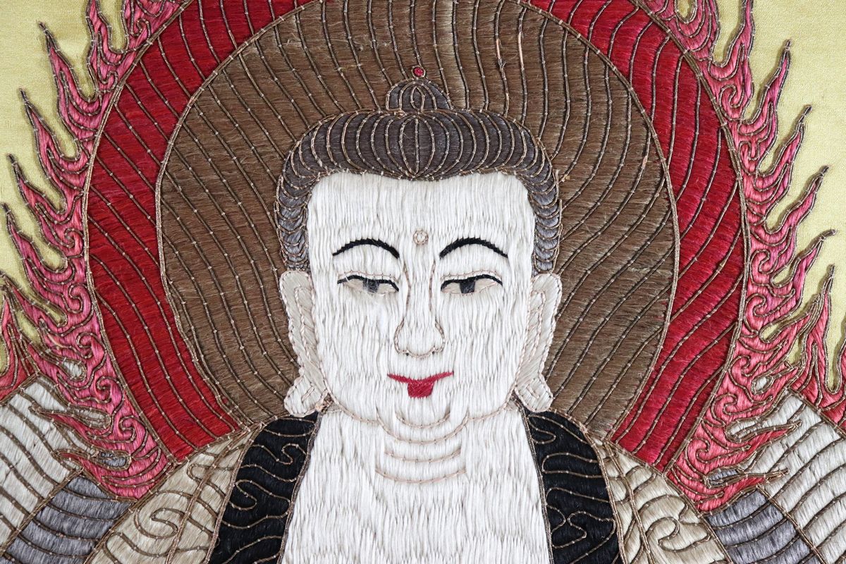 Antico pannello ricamato e dipinto su seta "Buddha"