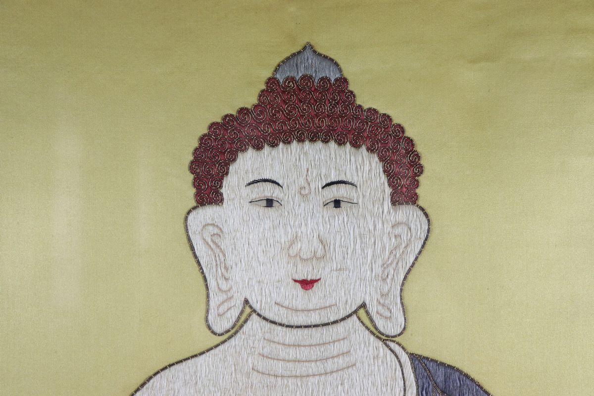 Antico pannello ricamato e dipinto su seta "Divinità orientale"
