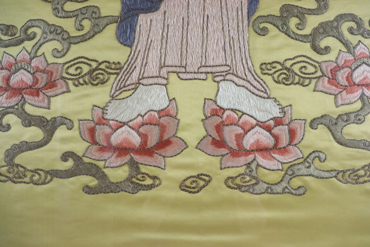 Antico pannello ricamato e dipinto su seta "Divinità orientale"