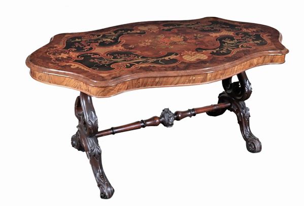 Napoleon III center table in shaped oval shape