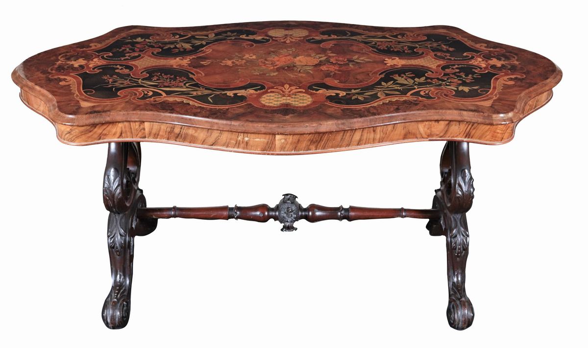 Tavolo da centro Napoleone III a forma ovale sagomata