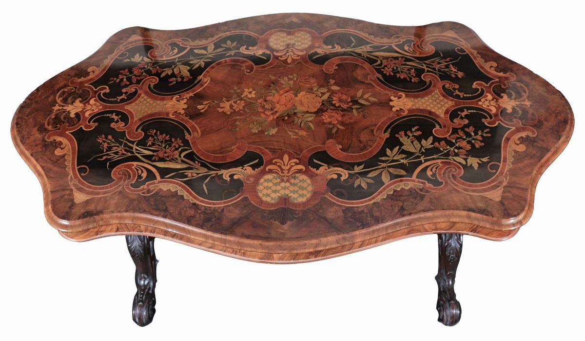 Tavolo da centro Napoleone III a forma ovale sagomata