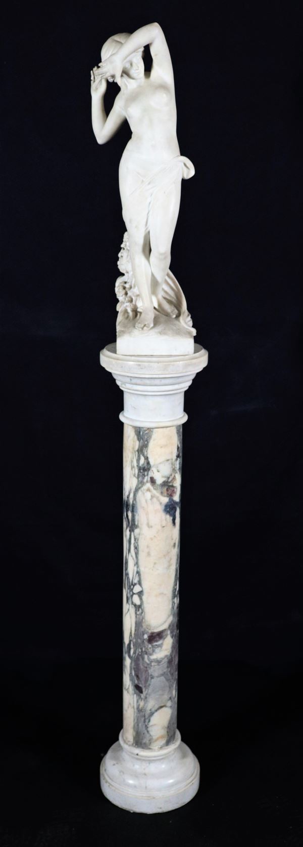 Felli L. attivo a Firenze XIX - XX Secolo - Scultura in marmo bianco "Nudo di ragazza" di gusto Art Noveau.  Firmata. Colonna d'accompagno