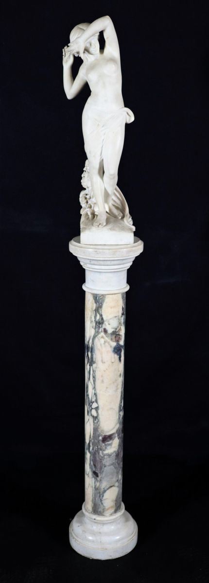 Scultura in marmo bianco "Nudo di ragazza" di gusto Art Noveau. Firmata. Colonna d'accompagno
