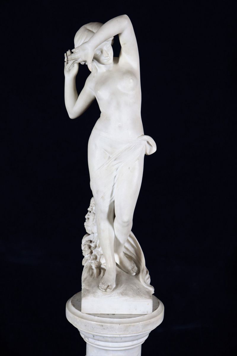 Scultura in marmo bianco "Nudo di ragazza" di gusto Art Noveau. Firmata. Colonna d'accompagno