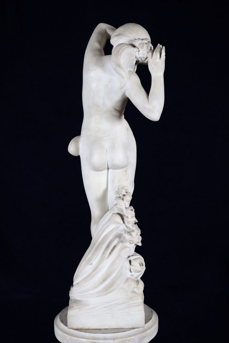 Scultura in marmo bianco "Nudo di ragazza" di gusto Art Noveau. Firmata. Colonna d'accompagno