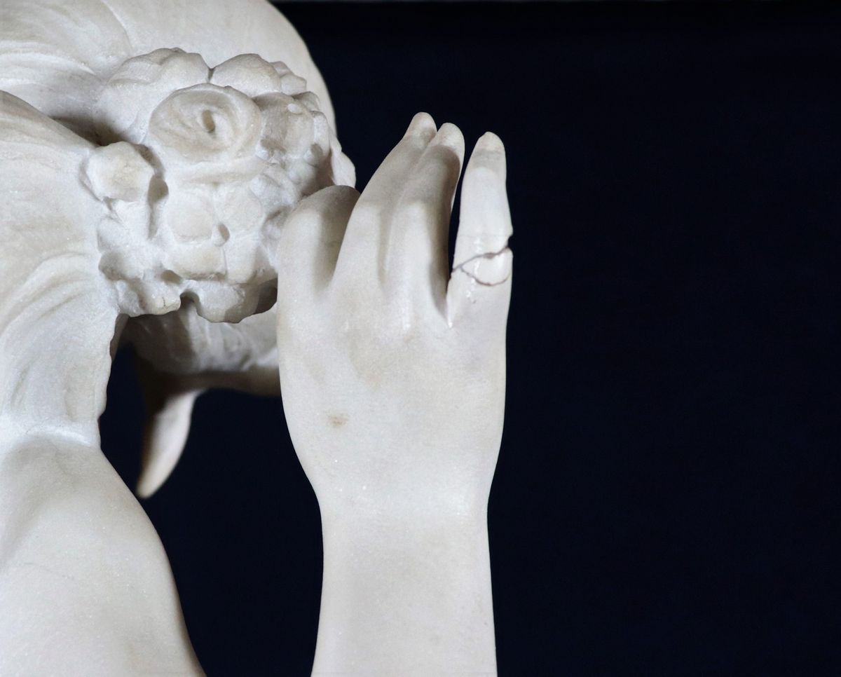 Scultura in marmo bianco "Nudo di ragazza" di gusto Art Noveau. Firmata. Colonna d'accompagno