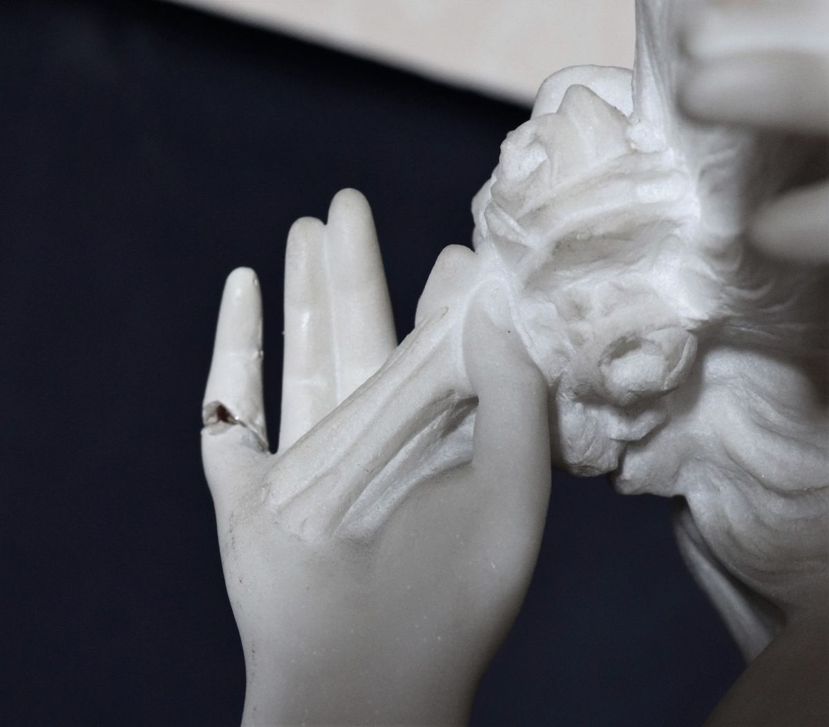 Scultura in marmo bianco "Nudo di ragazza" di gusto Art Noveau. Firmata. Colonna d'accompagno
