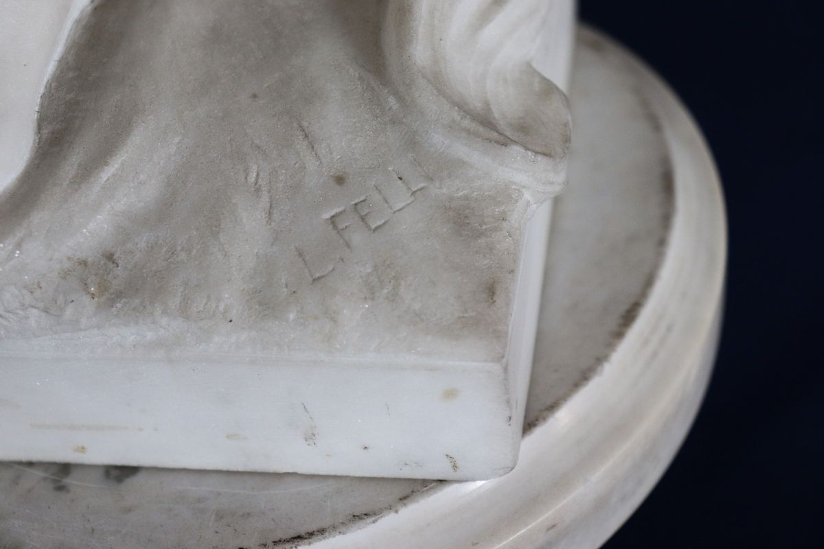 Scultura in marmo bianco "Nudo di ragazza" di gusto Art Noveau. Firmata. Colonna d'accompagno