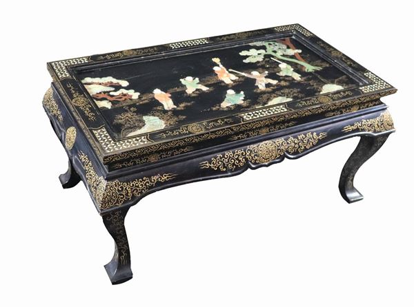 Rectangular Chinese living room table in black and gold lacquered wood