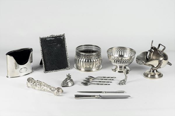 Lot in silvered, embossed and chiseled metal