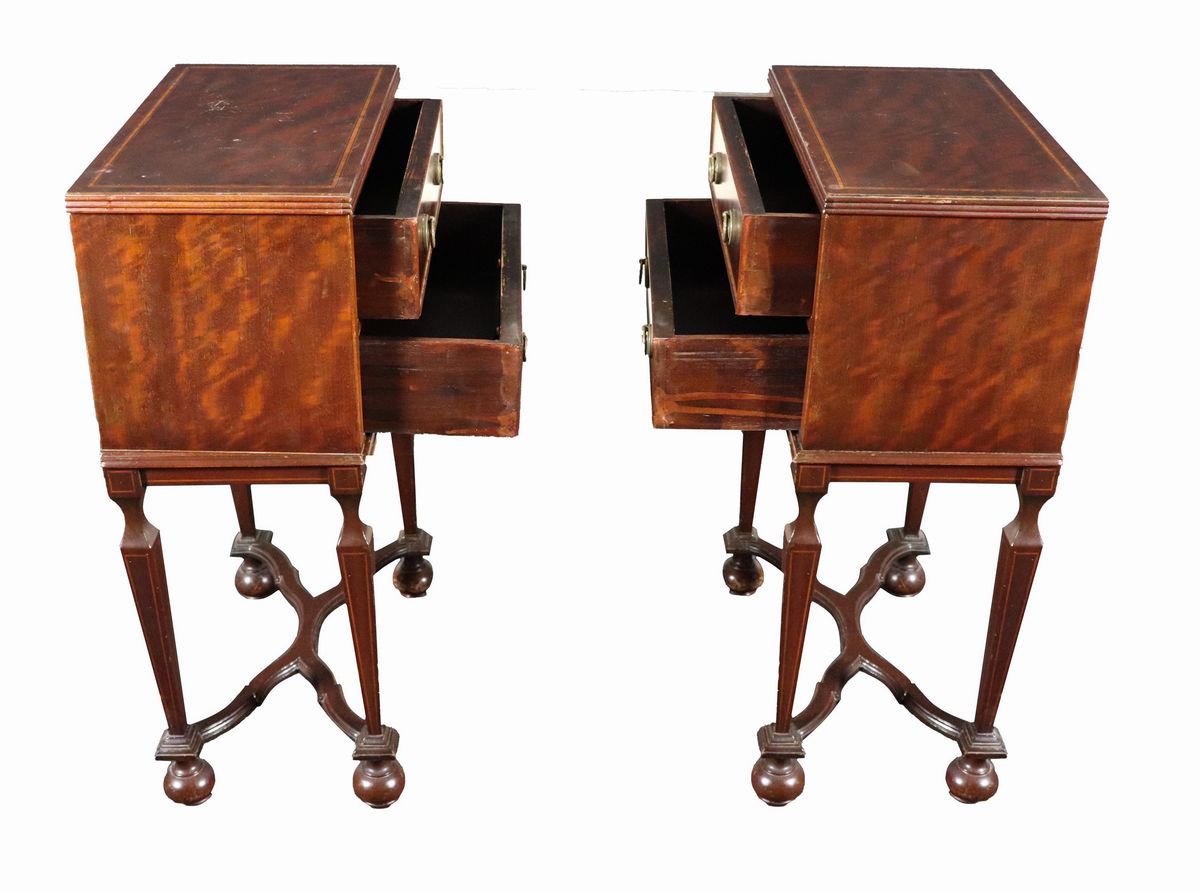 Coppia di comodini in mogano con filettature intarsiate