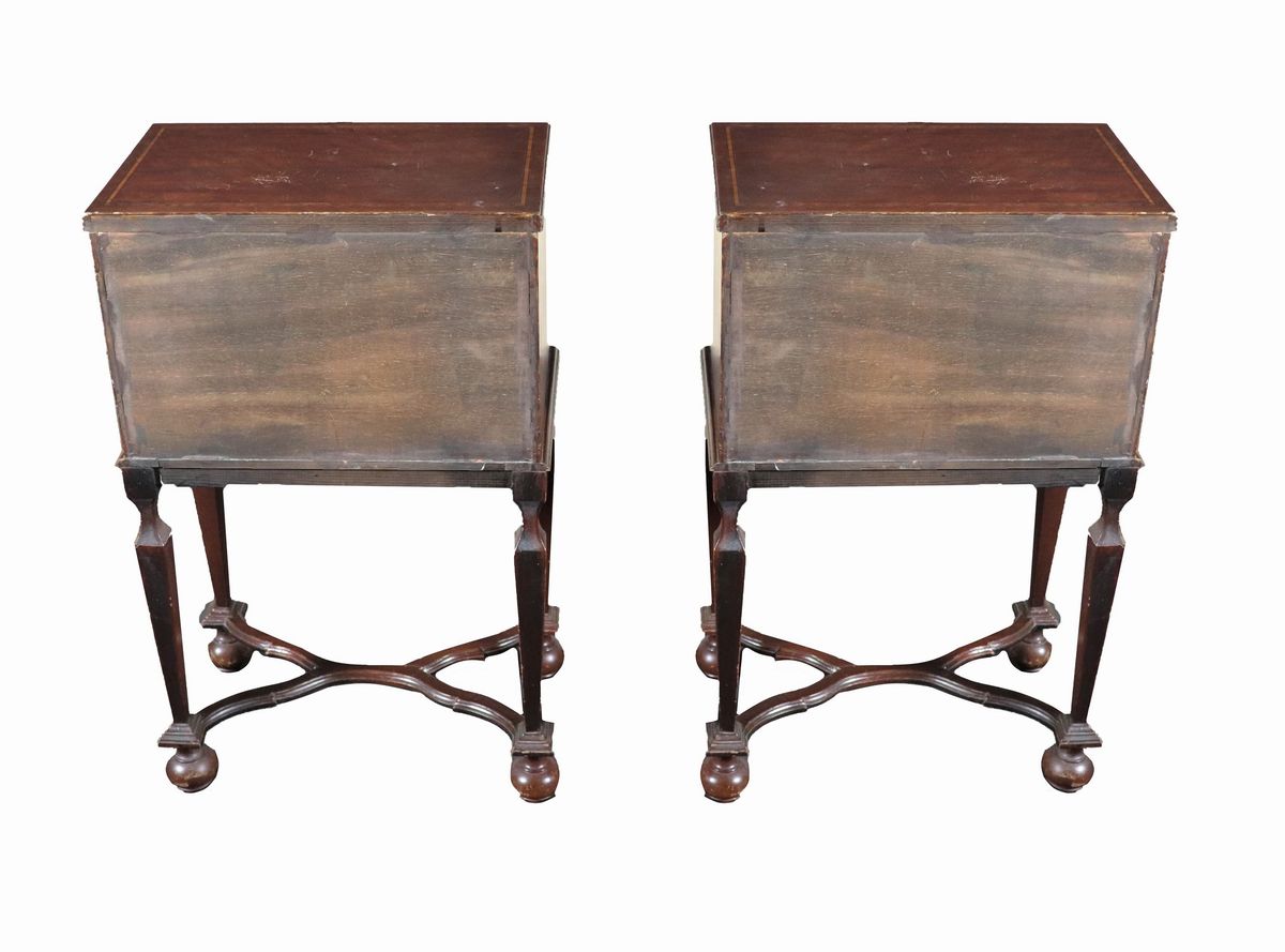 Coppia di comodini in mogano con filettature intarsiate