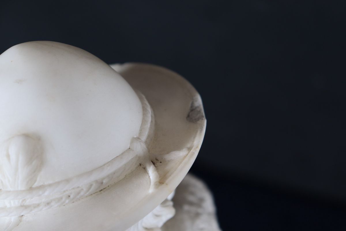 Scultura "Pastorello abruzzese" in marmo bianco Alabastrino