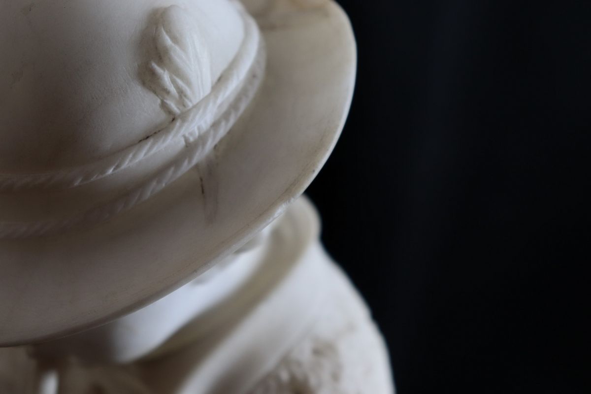 Scultura "Pastorello abruzzese" in marmo bianco Alabastrino