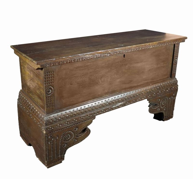 Antica cassapanca in castagno