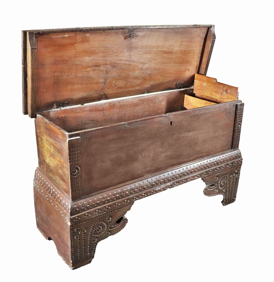 Antica cassapanca in castagno