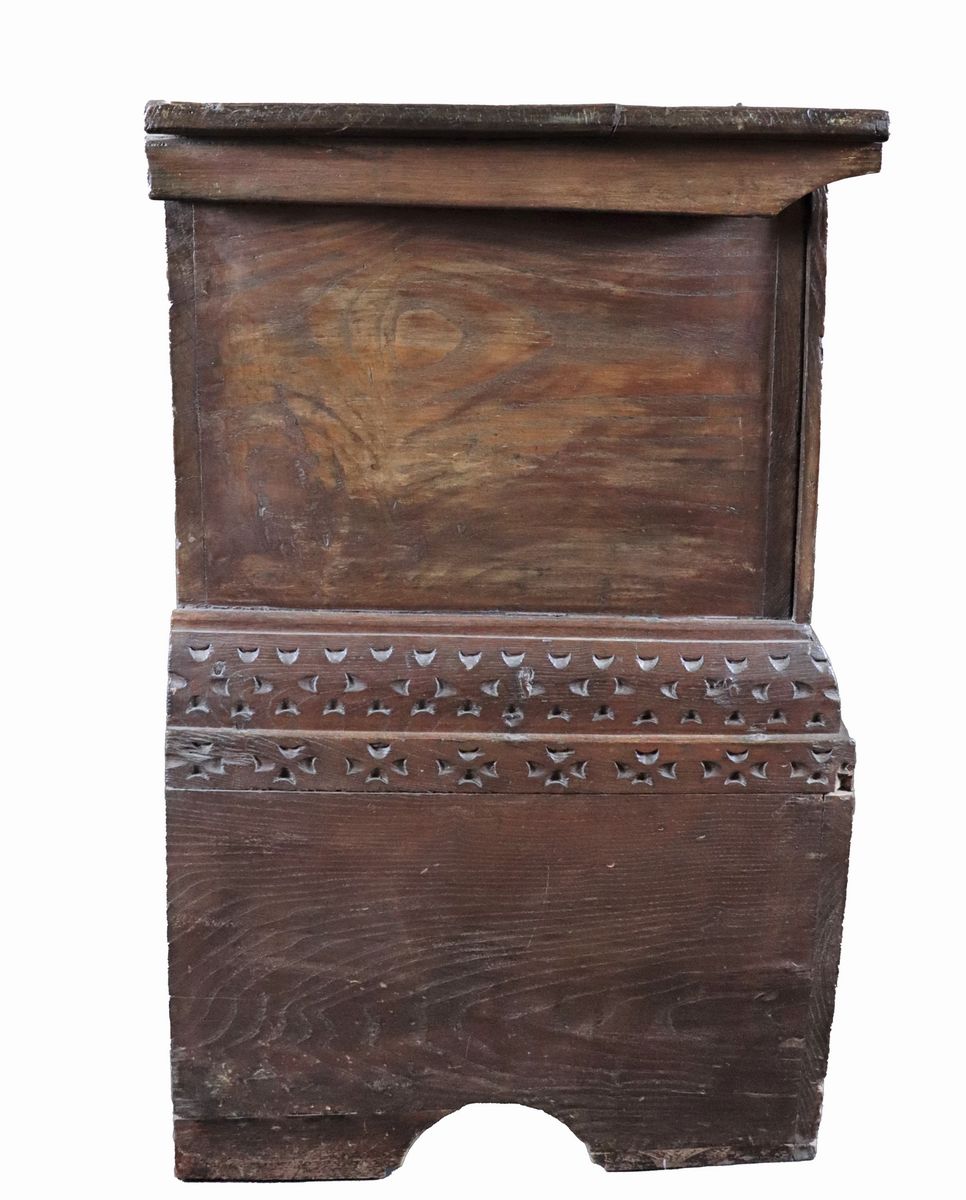 Antica cassapanca in castagno